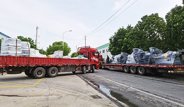 右車12臺(tái)熔噴線產(chǎn)線高壓離心風(fēng)機(jī)，左車11臺(tái)烘箱產(chǎn)線高溫插入式離心風(fēng)機(jī)