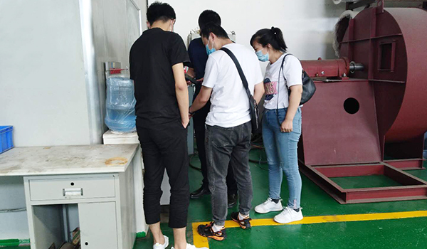 客戶考察吸料除塵離心風(fēng)機生產(chǎn)與檢測流程
